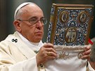 Pape Frantiek slouil ve svatopetrské bazilice ve Vatikánu mi v ritu...