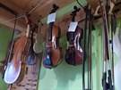 Opravy starích hudebních nástroj valaského houslae iví víc ne vlastní...