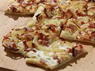 Základem alsaské pizzy je mkký erstvý sýr, esnek a cibule se slaninou. V...
