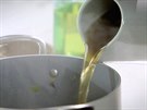 Základ polévky zalijte drbeím vývarem a nechte provait.