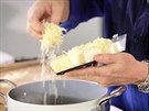 Nastrouhaný sýr pidávejte do hotové polévky po ástech a u ji nevate, aby se...