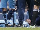David Silva z Manchester City leí siln otesený po knockautu protihráe...