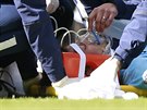 David Silva z Manchester City po úderu loktem do hlavy dostává pi oetení...