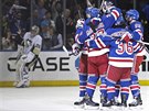 JÁSOT A ZMAR. Hokejisté New York Rangers se radují z gólu, v pozadí pekonaný...