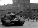 21. srpen 1968 v Plzni - dnes u neexistující Kasární ulice a v ní sovtský...
