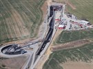 Stavba �elezni�n�ho tunelu u Ky�ic. (16. dubna 2015)