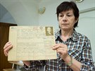 Archiváka Renata ehová ukazuje pracovní kartu bývalého zlínského lékae...