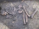 Kostra mue pohbeného ve starí dob bronzové nalezená v lokalit Mezicestí.