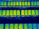 Snímek solárního pole z dronu vybaveného termovizí. Pokozené lánky...