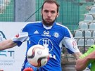 Olomoucký fotbalista Tomá Zahradníek (v modrém) v zápase s Mostem.