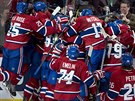 Radost hokejist Montrealu z vítzného gólu ve druhém souboji s Ottawou.
