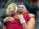 Ruské tenistky Anastasia Pavljuenkovová (vpravo) a Jelena Vesninová se radují...