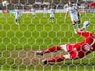 Hradecký Pavel Dvoák promuje penaltu, píbramský branká Marián Kelemen je...