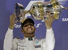 Lewis Hamilton s trofejí pro vítze Velké cen Bahrajnu.