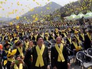 Lidé vyputjí balónky na poest prvního výroí potopení trajektu Sewol (16....