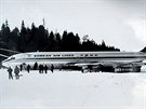 Letoun Korejských aerolinií po nouzovém pistání na zamrzlém jezee.