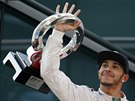 Lewis Hamilton s cenou pro vítze Velké ceny íny formule 1