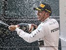 Lewis Hamilton slaví ampaským triumf ve Velké cen íny formule 1.