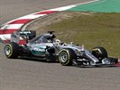 Lewis Hamilton (vpravo) ze stáje Mercedes v ele Velké ceny íny F1, za ním...