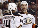 Tom Fleischmann (vlevo) a Ryan Getzlaf oslavuj gl Anaheimu.