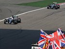 Lewis Hamilton (vlevo) a Nico Rosberg z Mercedesu míí do cíle Velké ceny íny.