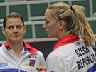 Lucie afáová (vlevo) a Petra Kvitová na prvním tréninku ped fedcupovým...