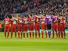 Fotbalisté Newcastlu (vlevo) a Liverpoolu drí miutu ticha za obti tragédie z...