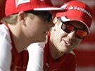 Sebastian Vettel (vpravo) a Kimi Räikkönen rozebírají ance Ferrari v Bahrajnu.