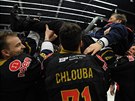 Hokejisté Chomutova slaví postup do extraligy, nad hlavami se vznáí trenér...