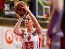 Hradecká basketbalistka Tereza Kuthanová v akci proti Nymburku