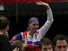 AHOJ! Petra Kvitová zdraví fanouky bhem semifinále Fed Cupu.