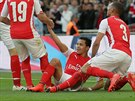 Alexis Sánchez (uprosted) slaví se spoluhrái z Arsenalu gól do sít Readingu.
