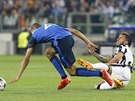 FAUL, NEBO NE? Carlos Tévez z Juventusu (vpravo) padá po souboji s monackým...