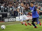 TAK JÁ PÁDÁM. Arturo Vidal z Juventusu jde k zemi pi souboji s monackým...