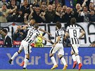 VELKÁ RADOST V TURÍN. Fotbalisté Juventusu oslavují gól Artura Vidala (vlevo).