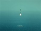 První stupe rakety Falcon 9 se pokouí pistát na ploin.