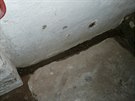 Odvodovací kanálky pi podlaze sklepa. V kamenné stn jsou také výtokové...