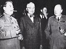 J. V. Stalin, H. Truman a W. Churchill na postupimské konferenci v létě 1945