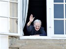 Dánská královna Margrethe II. mává v den svých 75. narozenin z okna paláce...