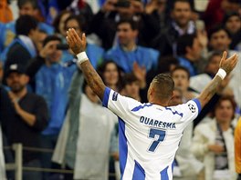 OSLAVA S FANOUKY. Ricardo Quaresma prv promnil pokutov kop a poslal Porto...