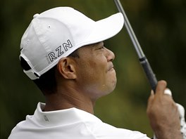 ODPAL. Tiger Woods sleduje svj odpal na 14. jamce bhem prvního kola turnaje...