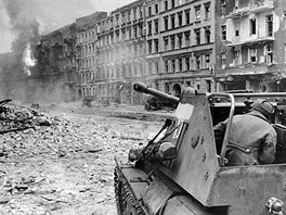 V ulicích Berlína se rozhoely prudké boje. Hitler v zoufalé snaze zvrátit...