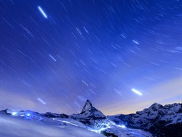 HVZDNÉ MALOVÁNÍ. Hvzdy nad Matterhornem pohledem fotografa Jeana-Christopha...