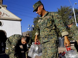 Vojáci nesou láhve vody do kostela v San Antoniu, který slouí jako sklad zásob...