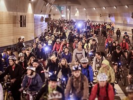 Již tradiční Velká jarní cyklojízda Prahou, které se zúčastnily tisíce lidí,...