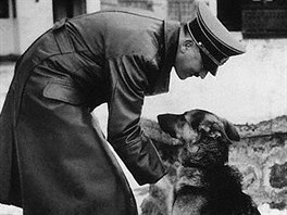 Adolf Hitler se svm oblbenm psem