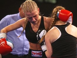 Fabiana Bytyqi coby profesionln boxerka v duelu v st nad Labem.