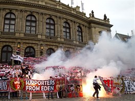 Slávistití fanouci zapalují pyrotechniku ped Rudolfinem bhem pochodu na...