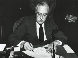 Franklin D. Roosevelt p�i vyhlá�ení války Japonskému císa�ství