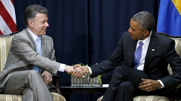 Prezident Obama ped jednnm s prezidentem Kolumbie Juanem Manuelem Santosem. (11. dubna 2015)